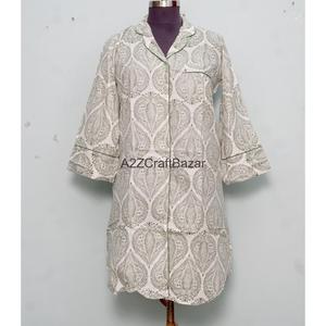 เดรสผ้าฝ้ายพิมพ์ลายดอกไม้สไตล์วินเทจ ความยาวปานกลาง เป็นมิตรกับสิ่งแวดล้อม สไตล์ฮิปฮอป ลายพิมพ์ใหม่ เสื้อเชิ้ตคอวีติดกระดุม ปรับได้ - Product Image 1