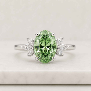 Anillo de Compromiso Moderno con Corte Oval Esmeralda, Engaste de Oro de 18K con Diseño de Flor, Joyería Fina Clásica para Mujer - Product Image 1