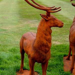Sculpture de renne en bois de cerf grandeur nature avec base, finition rouille, prix de gros - Product Image 1