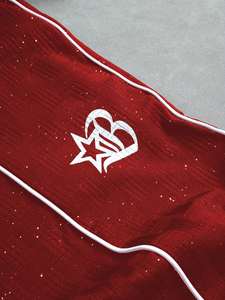 Conjunto Deportivo Rojo Unisex de Talla Grande con Adornos de Diamantes de Imitación, Logotipo Frontal Personalizable, Venta al Por Mayor - Product Image 5