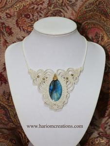 Collier en macramé blanc fait main avec pendentif en pierre de labradorite bleue naturelle, style bohème tribal, cordon réglable, bijoux de mode pour femmes - Product Image 2