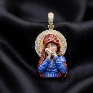 Colgante de Lujo Estilo Hip Hop con Figura Femenina Orando, Diamante Moissanita y Plata de Ley 925 Esmaltada - Product Image 4