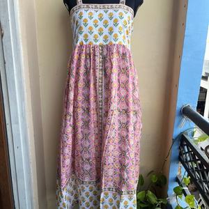 Vestido largo de algodón indio con estampado de bloques rosa y amarillo, cuello cuadrado, tirantes ajustables y largo hasta el suelo. - Product Image 2