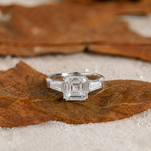 Bague de fiançailles de luxe en or massif 14 carats avec trois diamants de laboratoire de 3,5 carats, couleur D, clarté VVS2, taille Asscher, certifiée IGI - Product Image 2