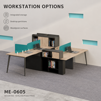 Bureau de travail commercial rectangulaire moderne pour 4 personnes avec dessus imitation bois, écrans d'intimité turquoise et rangement intégré