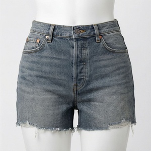 Shorts en jean pour femme coupe droite, design effet usé, ourlet brut, style streetwear décontracté d'été, couleur personnalisable, vêtements haut de gamme - Product Image 1