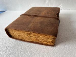 Diario de Cuero Ecológico Hecho a Mano Estilo Vintage con Tapa Grabada y Borde Irregular, Cuaderno Rústico Clásico para Viajes, Escritura y Dibujo - Product Image 5