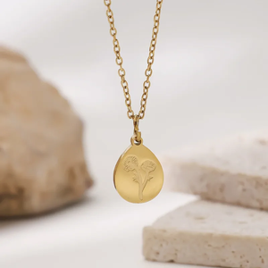 Collar con colgante de rosa para mujer en estilo sencillo, hecho de acero de titanio con baño de oro real de 18 quilates. - Product Image 1