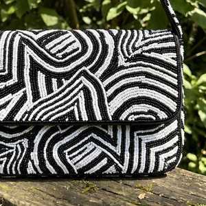 Bolso de Hombro de Lino Hecho a Mano con Cuentas de Perlas a Rayas de Alta Calidad para Mujer, con Cierre de Solapa, Impermeable - Product Image 4