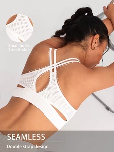Soutien-gorge de sport sans couture pour femme avec dos en mesh |   Cami de sport à double bretelle croisée et compression |   Vêtements de sport rembourrés noirs unis - Product Image 5