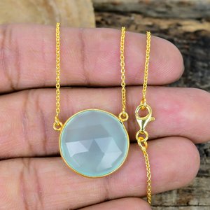 Collar de Cadena con Colgante de Calcedonia Peruana Natural en Forma Redonda, Bañado en Oro de 18k sobre Plata de Ley 925 - Product Image 4