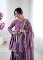 Ensemble de robe de mariée traditionnelle indienne et pakistanaise en soie violette pour femmes, tenue ethnique ample longue jusqu'au sol avec des rayures dorées
