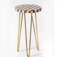Table basse contemporaine écologique avec plateau en marbre, piétement en cage métallique ouverte, table d'appoint polie pour salon