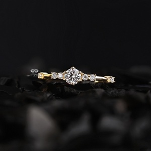 Anillo de Compromiso de Diamantes de Corte Brillante Redondo en Oro Amarillo para Mujer, de Excelente Calidad, Estilo Clásico, Piedra Natural - Product Image 2