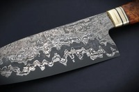 Damascus koksmes met houten handvat voor gebruik in de keuken