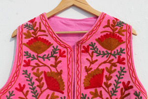 Chaleco Bordado Suzani de Terciopelo Hecho a Mano, Chaleco Boho Hecho a Mano, Chaqueta Floral Vintage para Mujer - Product Image 2
