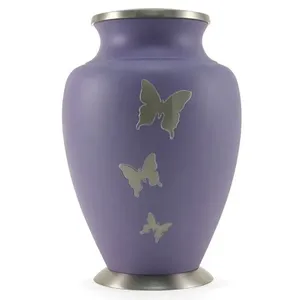 Urne funéraire intemporelle en laiton fini lisse pour des hommages dignes par Axiom Home Accents Design Tribute, artisanale - Product Image 5