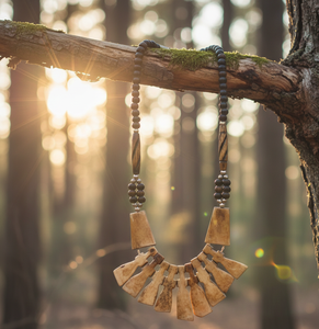 Collier ras du cou artisanal audacieux en os organique : Pièces multiformes en crêpe de banane blanchies avec un fil de perles graduées brun cumin - Product Image 5