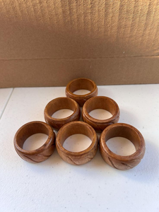 Anneaux de serviette en bois rustique faits à la main, écologiques, personnalisables, pour une mise en scène de table élégante, en bois naturel, pour mariage, fête, dîner - Product Image 6