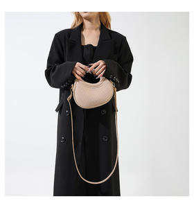 กระเป๋าคลัทช์ผู้หญิงแฟชั่น ผ้าสักหลาดลายลูกกวาด ดีไซน์ทันสมัย เรียบหรู เปิดปิดง่าย สายสะพายเดี่ยว - Product Image 2