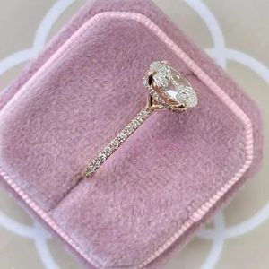 Bague de fiançailles solitaire ovale, bande latérale sertie de diamants pavés, halo caché, bague en diamant de laboratoire de haute qualité pour femmes - Product Image 2