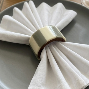 Anneau de serviette minimaliste rayé en résine et bois, accessoire de décoration de table moderne et luxueux pour dîners élégants - Product Image 1