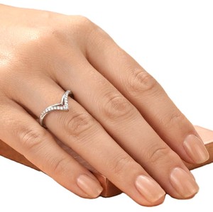 Bague de mariage ou d'anniversaire en or massif 10K, 14K, 18K avec diamant de laboratoire ronde délicate en forme de V, 0,118 ct, pureté E F VS - Product Image 6