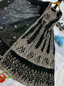 Robe de mariée indienne pakistanaise en velours noir brodé, robe longue en soie traditionnelle pour femmes, coupe régulière, style hiver - Product Image 5