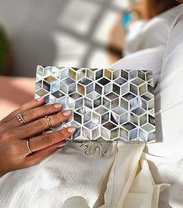 กระเป๋าคลัทช์เปลือกไม้คุณภาพสูง – กระเป๋าออกงานแบบแข็งสุดหรู – ดีไซน์ฝังมุก – กระเป๋าสำหรับงานแต่งงานและงานปาร์ตี้จากดีไซเนอร์ สั่งซื้อจำนวนมาก - Product Image 5