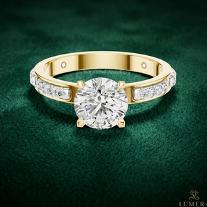 Anillo de Moissanita de Corte Redondo con Diamantes de Acento en Oro de 9KT, 10KT, 14KT y 18KT - Product Image 1