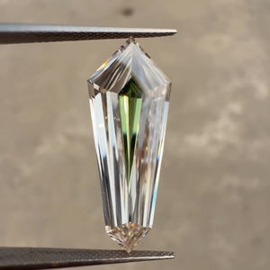 Diamante Bicolor Cultivado en Laboratorio, Corte Antiguo, Forma Ataúd Alargada, Corte Escalonado, Piedra Suelta, Centro Verde, Acabado Pulido, Grado de Corte EX - Product Image 3