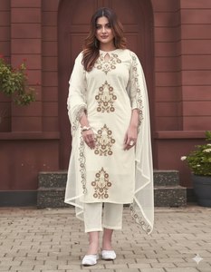 Ensemble Kurti et pantalon en rayonne brodée avec dupatta en organza doux à découpes, intérieur en coton, col à découpe, tenue ethnique trois pièces pour femme - Product Image 5