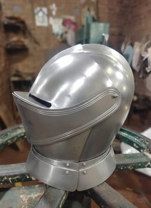 Casco de Caballero Medieval Plateado, Acero 3D Pulido, Armadura Antigua, Soporte de Madera Recortado para Decoración del Hogar, Marco Enterprises - Product Image 2