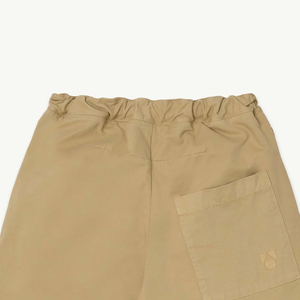 Confort de mouvement flexible avec fermeture à boutons et poches latérales, coupe confortable et décontractée, matière résistante à la décoloration et durable. - Product Image 5