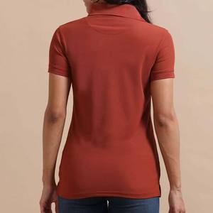 เสื้อโปโลแขนสั้นสีแดงสนิมสำหรับผู้หญิง สีพื้น ดีไซน์กระดุมแบบลำลอง ทรงปกติ - Product Image 4