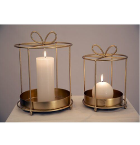 Ensemble de deux porte-bougies en fil d'or avec nœuds festifs et inserts en verre. Disponible aux prix de gros. - Product Image 1