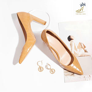 Escarpins tendance à bout pointu effet croco, talons aiguilles de 9 cm, en PU, à enfiler, fabriqués au Vietnam - Product Image 4