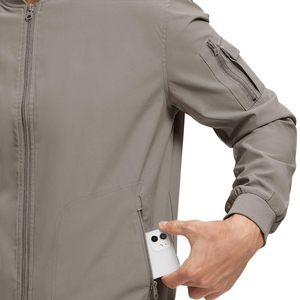 Chaqueta Bomber de Satén Personalizada OEM para Hombre, con Detalle Minimalista en los Hombros, Cierre Frontal con Cremallera, Forro Transpirable de Bambú, Chaqueta de Invierno - Product Image 5