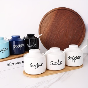 Ensemble de pots de rangement minimalistes pour cuisine avec couvercle, cuillère et plateau en bois – Organisateur élégant pour comptoir, idéal pour sucre, sel et poivre - Product Image 1