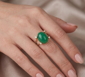 Bague en or jaune massif 14 carats avec émeraude ovale naturelle cabochon de 12,15 carats et diamants sertis à griffes - Collection Memoria Jewels (Vente en gros) - Product Image 6