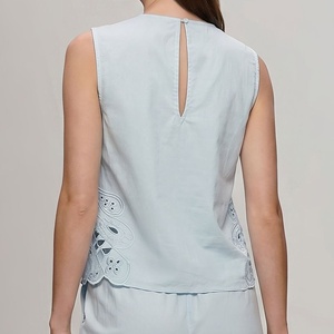 Débardeur brodé ajouré pour femme, dos découpé, sans manches, en coton bleu clair, fabricant de vêtements - Product Image 3