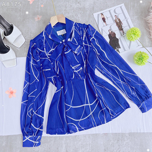 Blusa al por mayor para mujer con estampado artístico de líneas, cuello con lazo y mangas largas, ideal para boutiques de moda y conjuntos de trabajo de primavera. - Product Image 3