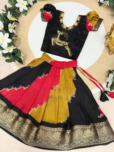 ชุดเลเฮนกาพิมพ์ลายฟอยล์แบบดั้งเดิมสำหรับเด็ก พร้อมเสื้อแม็กกัมดีไซน์เนอร์ - Product Image 4