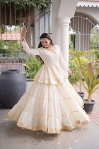 Vestido indio/pakistaní tipo lehenga con peplum, adornado con algodón Cora y un atractivo trabajo de gota-patti y encaje. - Product Image 4