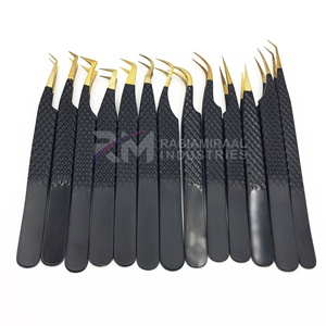 Pince à cils RMI en acier inoxydable, revêtement noir, pointe dorée, avec emballage en boîte / Ensemble de pinces à cils - Product Image 1