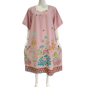 Robe décontractée florale pour femmes avec col carré et confortable à porter au quotidien, longueur genou - Product Image 3