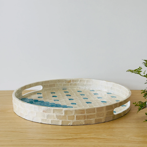 Fantástica Bandeja Redonda de Concha Capiz con Diseño de Escamas de Pez en Color Verde Azulado, Centro de Mesa de Estilo Costero Moderno, Venta al por Mayor - Product Image 3