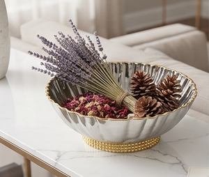 Bol en métal moderne avec bord doré et base texturée, bol décoratif élégant pour centre de table, utilisation pour les fêtes - Product Image 3