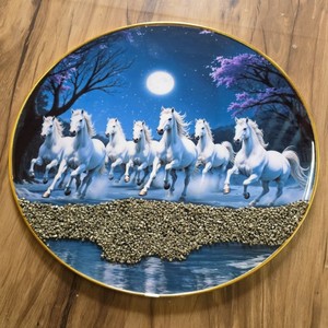 Cuadro de Pared de Resina Hecho a Mano de la Mejor Calidad con Caballos Blancos Corriendo, Piedras de Pirita, Arte Vastu, Decoración para el Hogar y la Oficina, Ágata Aameena - Product Image 1