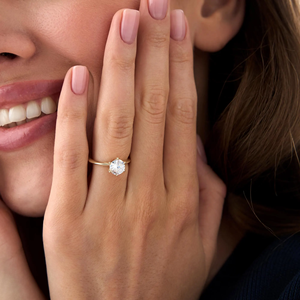 Bague de fiançailles classique en or jaune avec diamant rond taille brillant, bijoux pour femmes - Product Image 6
